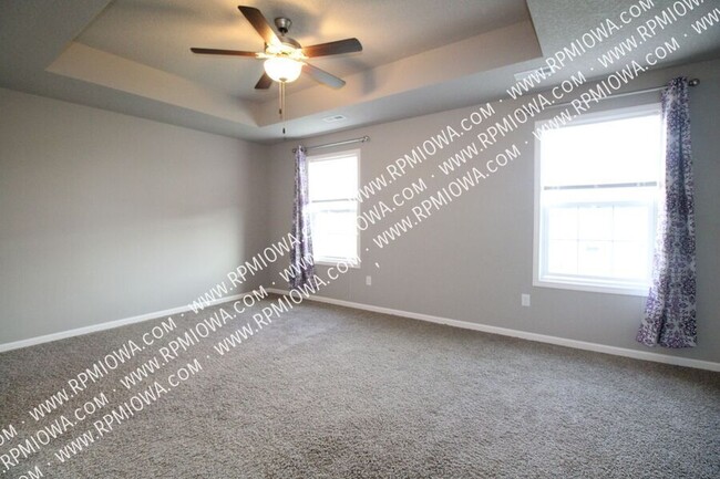 Building Photo - OVER 2000+ SQ FT!!! 3 Bedroom, 2.5 Bath To...