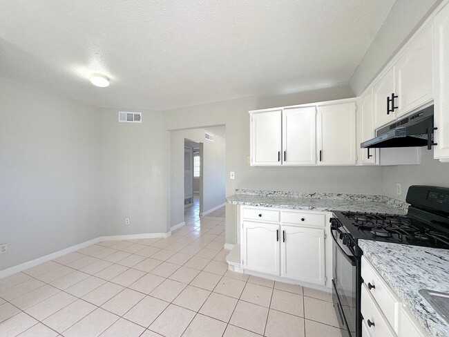 Building Photo - East El Paso 3 bed Refrig A/C