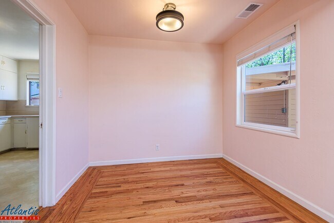 Building Photo - Lovely Seacliff Home | Desirable Location
