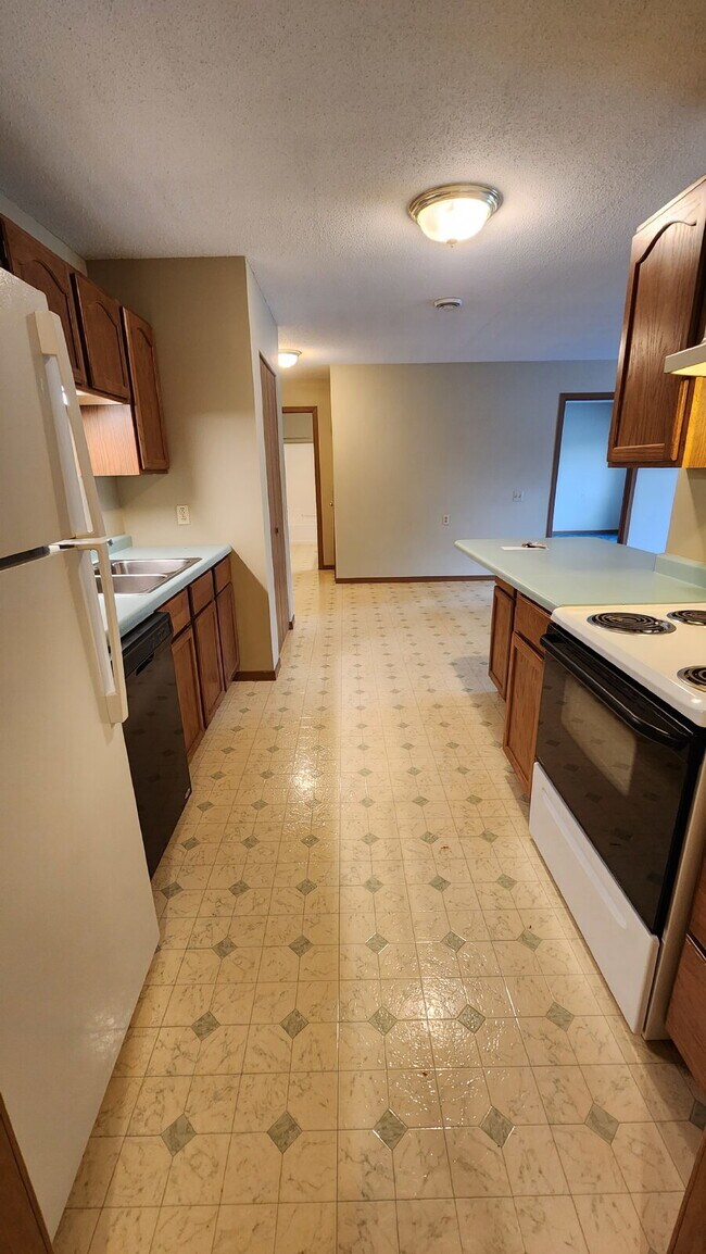 Building Photo - 2 Bedroom, 1 1/2 Bathroom Apartment With A/C & Garage - Available Now!