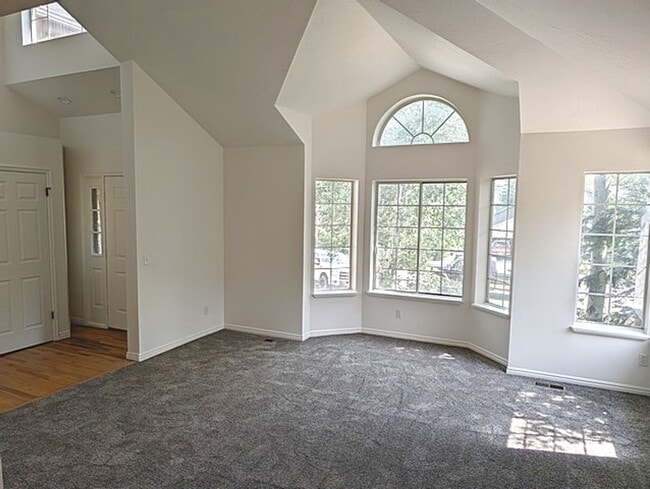 Building Photo - Recently Updated Pinebrook Home