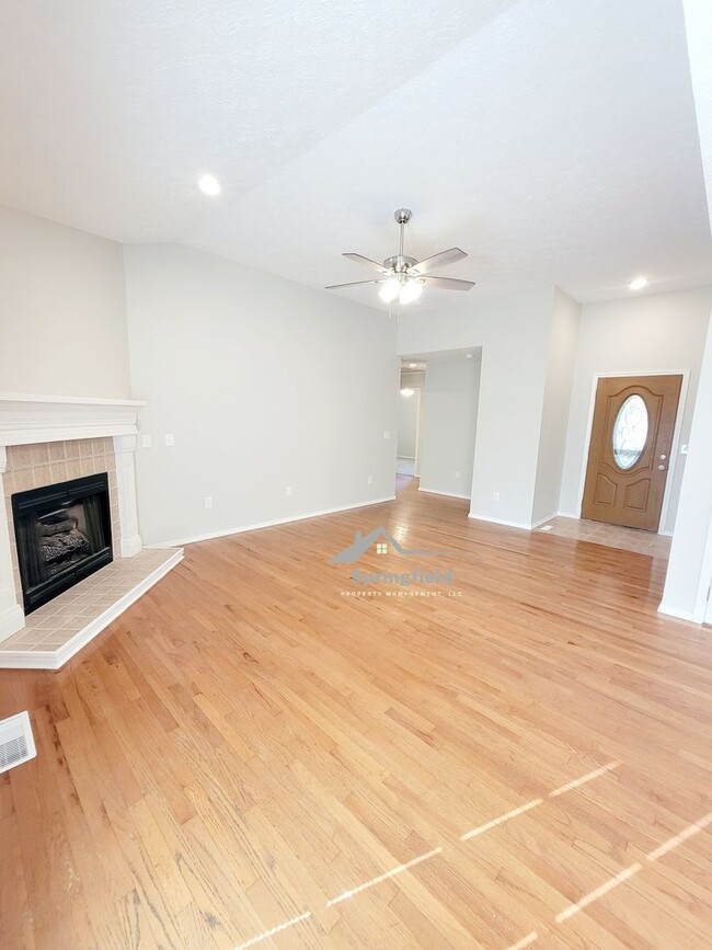 Building Photo - Location-Location; South West Springfield ...