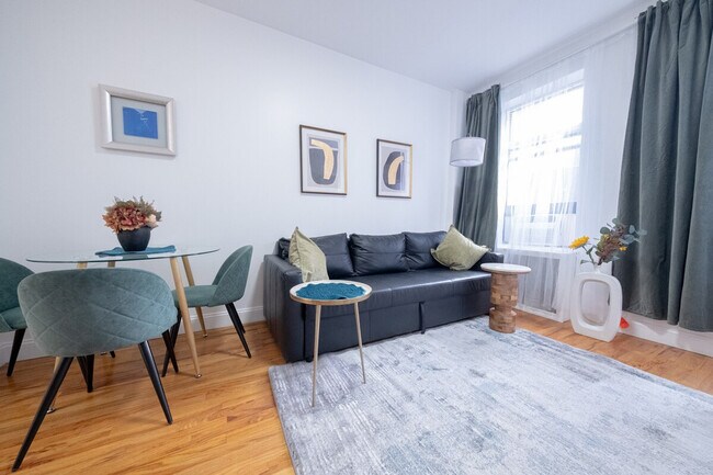 Building Photo - 305 E 95th St