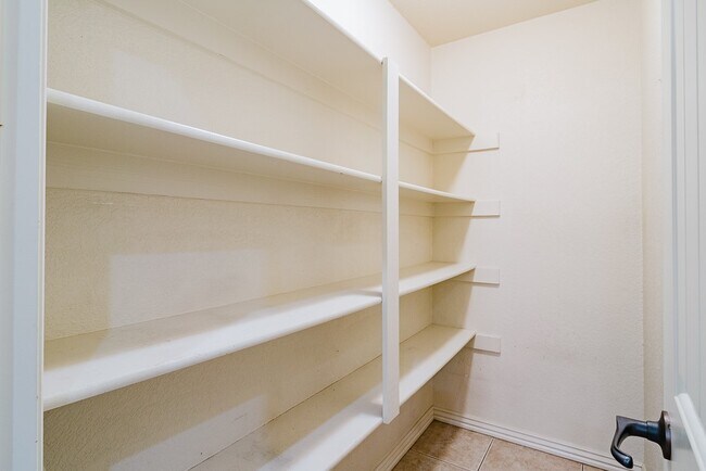 Building Photo - 602 SW Barn Valley Rd