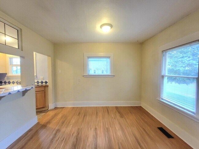 Building Photo - Are you looking for a short 5 Month Lease? | Cozy 1 Bed, 1 Bath Home in Desirable SE Portland