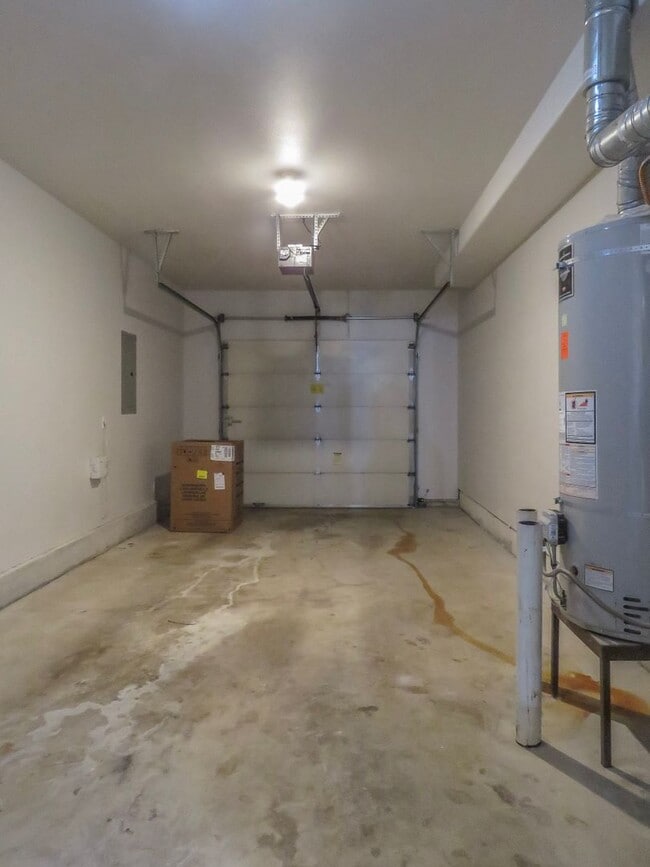 Building Photo - Updated Interior ! Spacious 2 Bedroom 2.5 ...