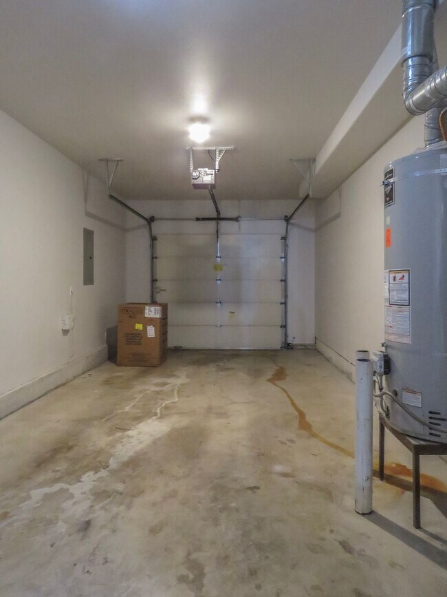 Building Photo - Updated Interior ! Spacious 2 Bedroom 2.5 Bath Town home close to Intel and Nike