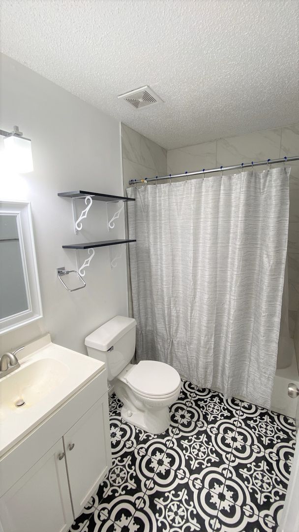 Building Photo - Updated 3/2 w/ Stainless Steel Appliances,...