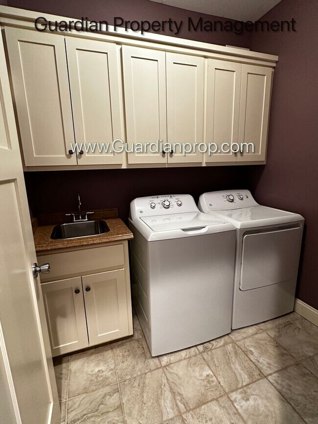 Building Photo - Spacious Uptown Side By Side, Dishwasher, Garage, In Unit Laundry, Private Rooftop Deck