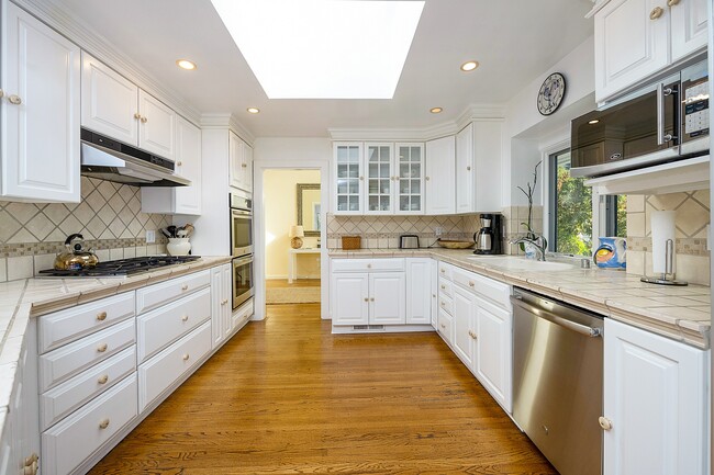 Building Photo - 2700 Hillcrest Dr