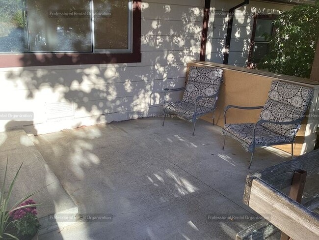 Building Photo - Spacious & cheerfully bright large single-level 2 bedroom in downtown Sebastopol