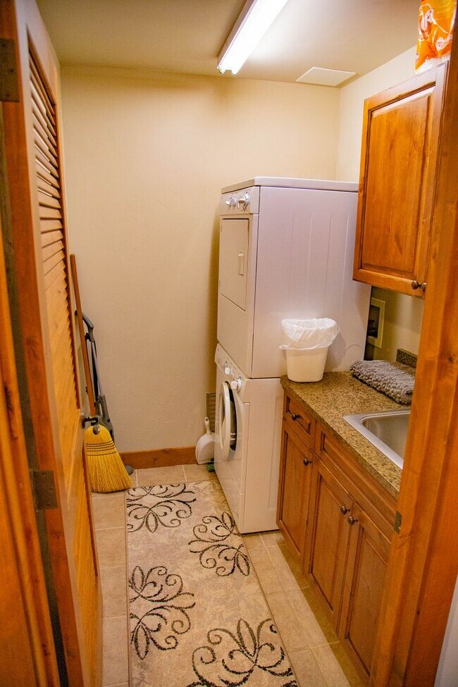Building Photo - Wonderful Furnished 3 Bedroom & 2 Bathroom...