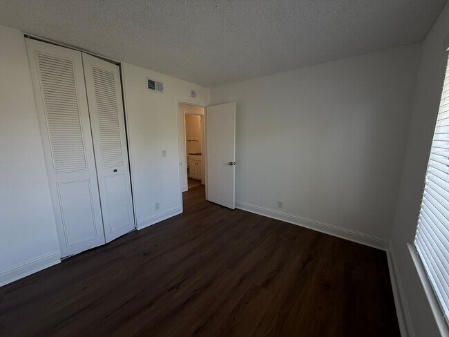 Building Photo - Recently updated home with new floors, paint & bathroom!