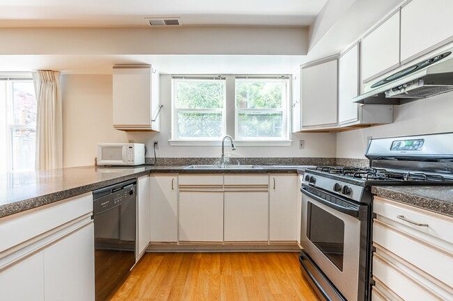 Building Photo - 2BR Apartment in Classic Capitol HIll Hous...