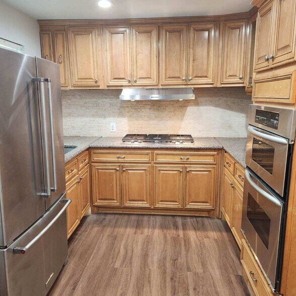 Custom kitchen with upgraded gas Kitchen Aide appliances - 220 Sendero Dr