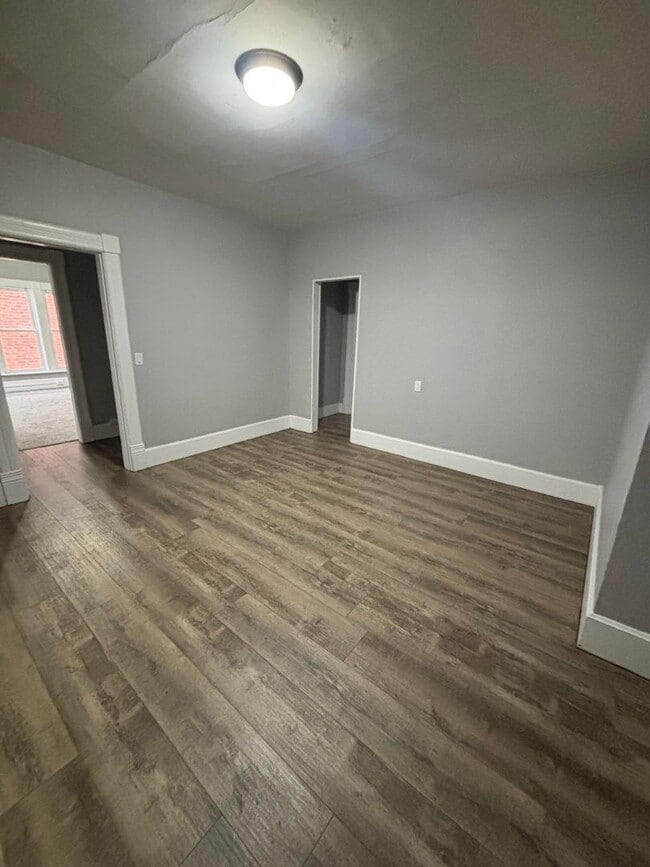 Building Photo - 720 Main St