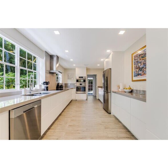 Building Photo - 140 N Hibiscus Dr