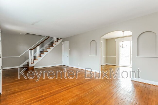 Building Photo - 2032 Jenkintown Rd