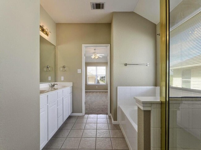 Building Photo - 1412 Briar Hill Dr