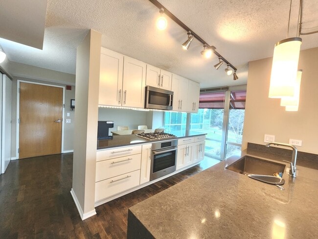 Building Photo - 9655 Woods Dr