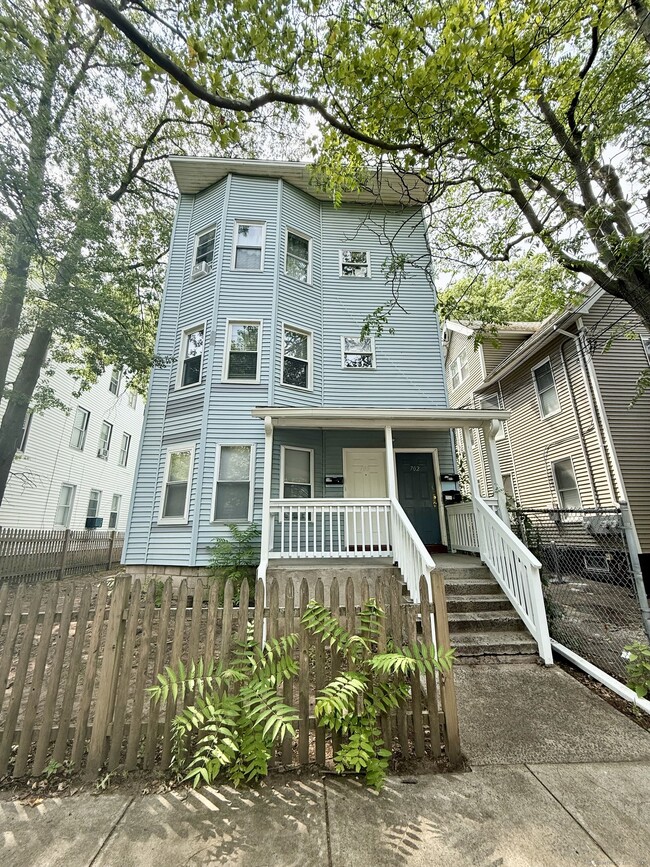 Building Photo - 700 Winchester Ave