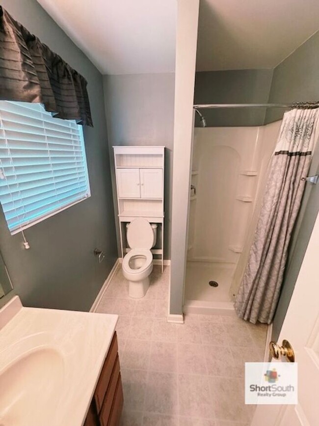 Building Photo - 3 bed 2 bath house right next to South Chr...