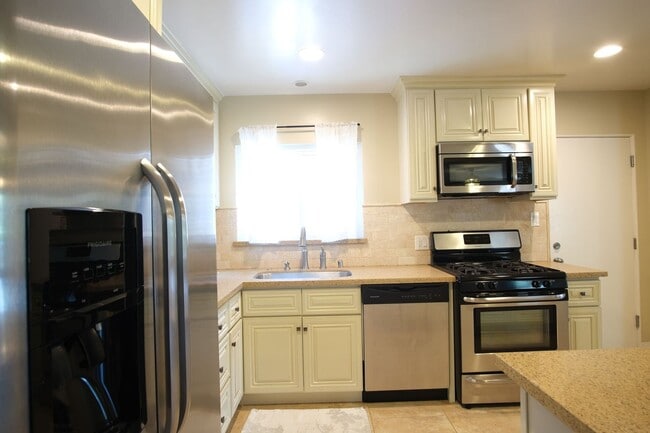 Building Photo - Charming 3-bedroom, 1-bathroom in Sacramento.