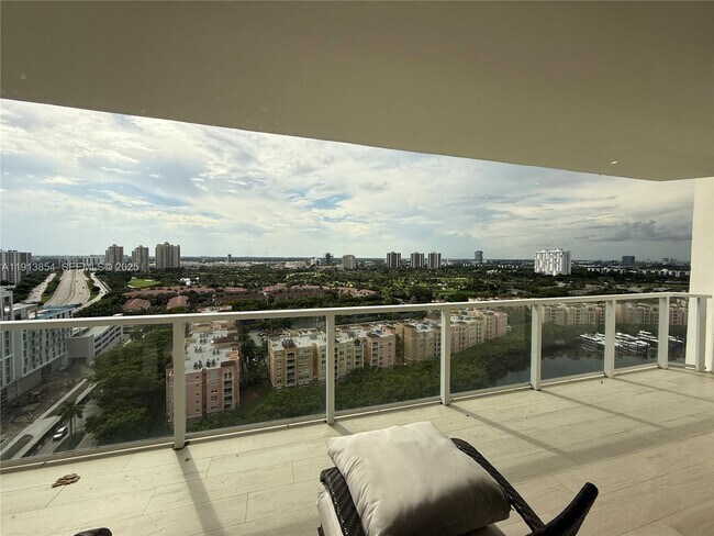 Building Photo - 19500 Turnberry Way