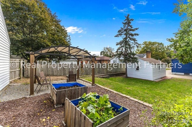 Building Photo - Spacious 3-Bedroom Home in Alger Heights –...