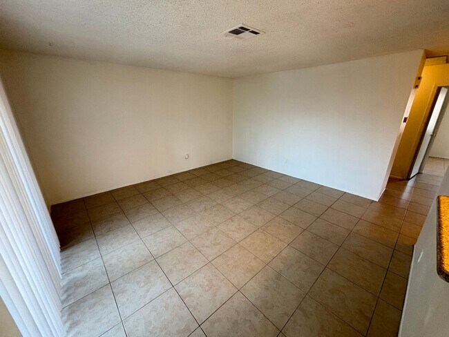 Building Photo - 4590 Carriage Park Dr