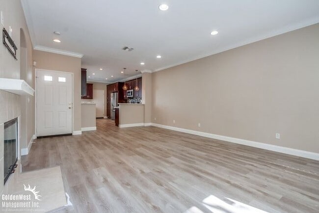 Building Photo - Elegant 2Bdm 2.5Ba Home in the Desirable I...