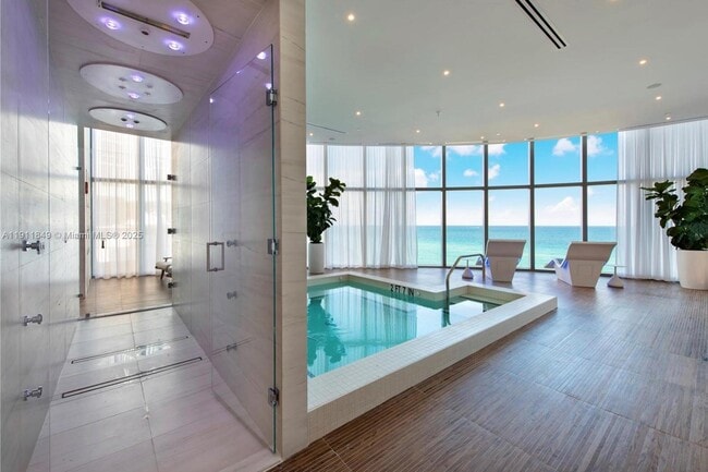 Building Photo - 15701 Collins Ave