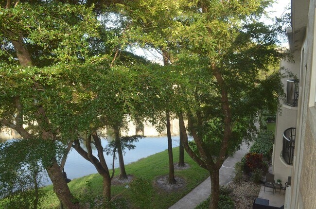 Building Photo - 900 Crestwood Ct S