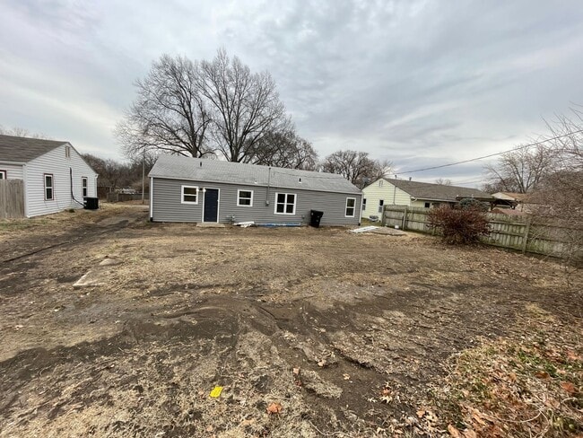 Building Photo - Update 3 Bed/1 Bath Home!