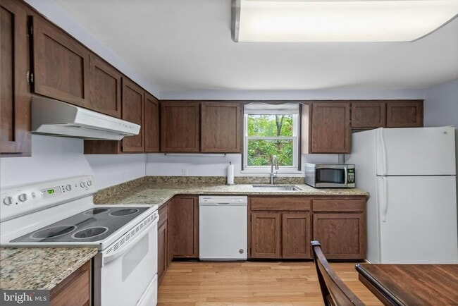 Building Photo - 405 Holly Glen Dr