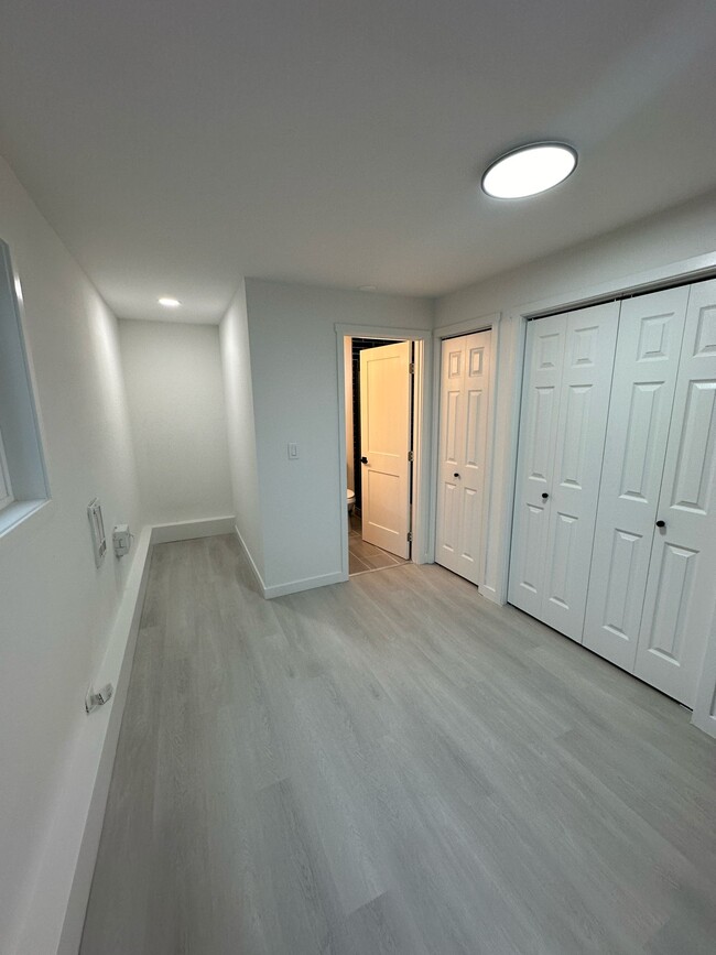 Building Photo - Everett Duplex