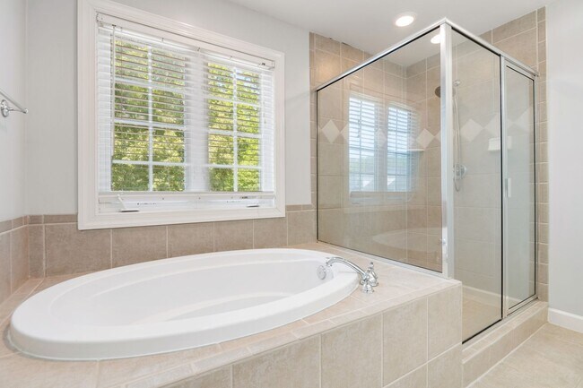Building Photo - Gorgeous Lake Hogan Farms townhome available NOW!