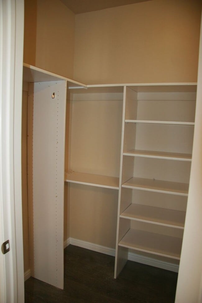 Building Photo - N101 Studio Apartment Available Now UTILIT...