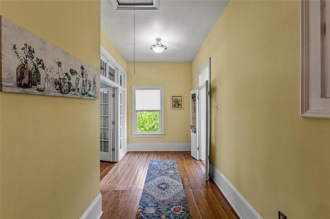 Building Photo - 2927 Bernardo De Galvez Ave