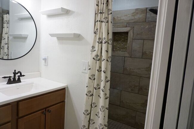 Building Photo - 3 Bedroom 2 Bathroom home with Garage Near...