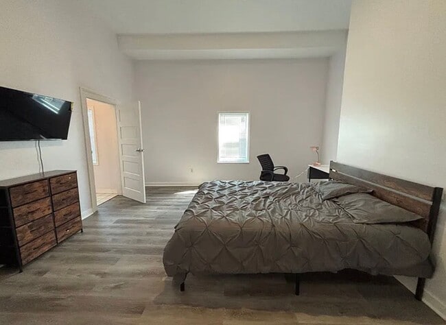 Building Photo - Large 4 Bedroom 4 bath house