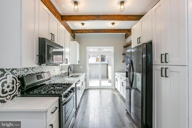 Building Photo - Gorgeously renovated classic row home with Off-Street Parking