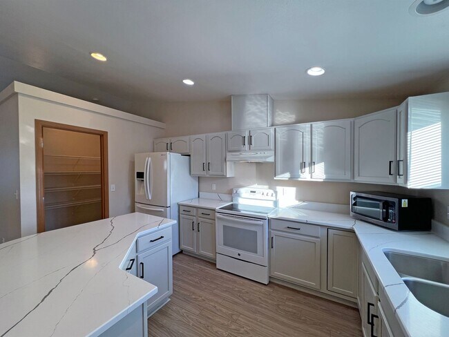 Building Photo - Price Drop!-Exceptional 2200 sq ft Three Bedroom 2 Bath Rambler in Fed Way - with A/C