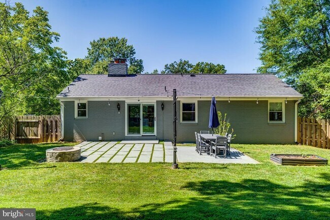 Building Photo - 7806 Jansen Dr
