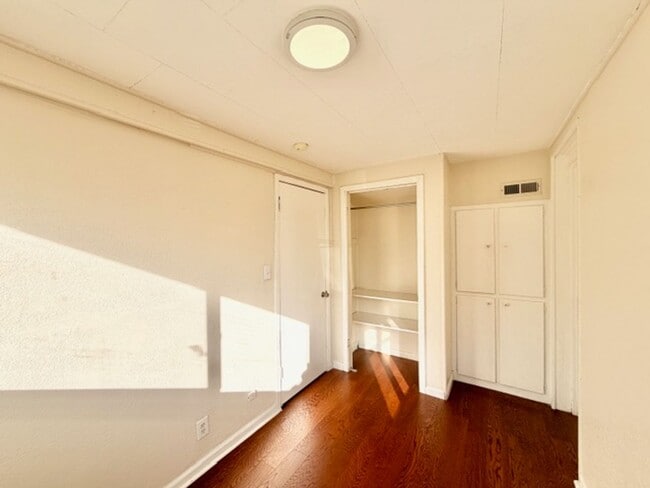 Building Photo - Del Mar Brick Ranch