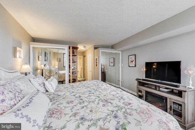 Building Photo - 1101 S Arlington Ridge Rd