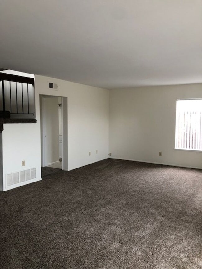 Building Photo - 4 Bed/2.5 Bath  Two Story Home in San Diego