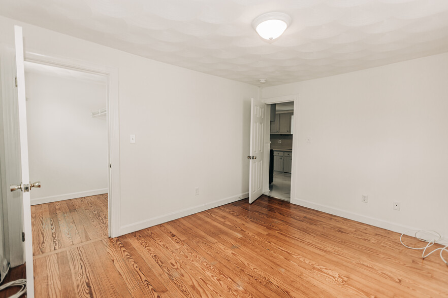 large bedroom with walk-in closet - 31 Catherine St