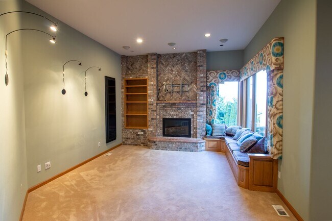 Building Photo - 4bd/4ba Bellevue Home