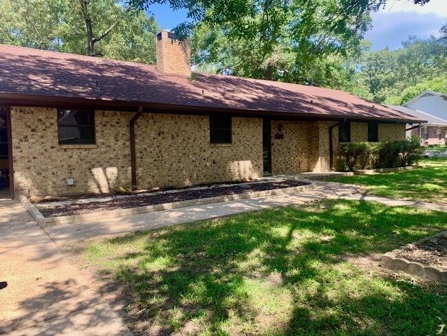 Building Photo - 407 Shady Bend